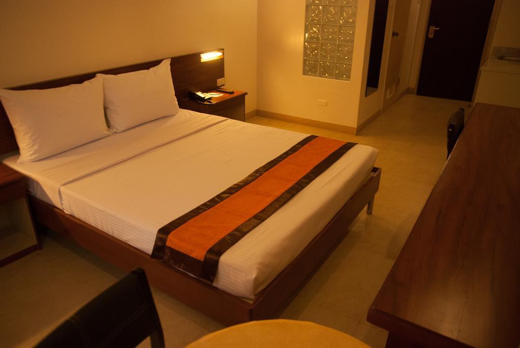 M Suites Hotel Makati City Room photo